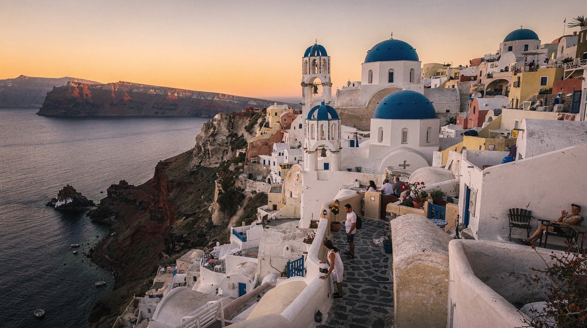 Santorini vs Mykonos: quale isola per il primo viaggio?