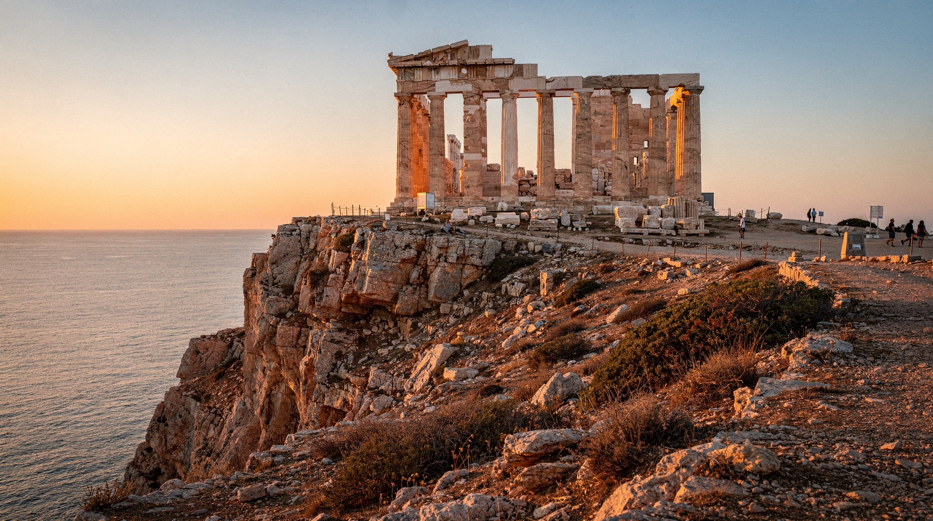 Guardare il tramonto al Tempio di Poseidone a Capo Sounion