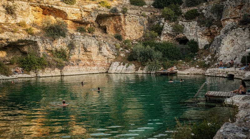 Vouliagmeni: lago termale, spiagge bandiera blu e la Riviera di lusso