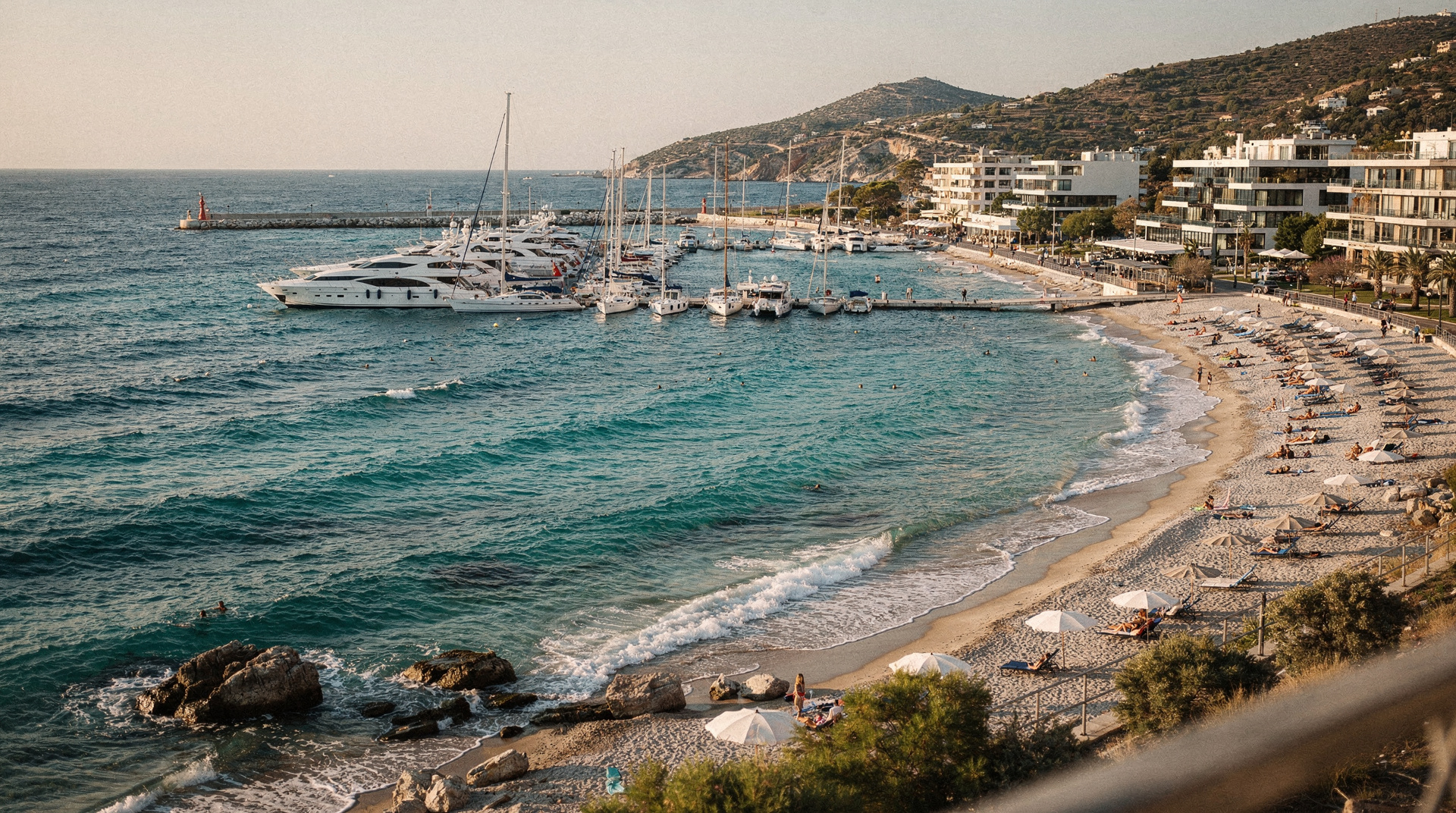 Vela al tramonto sulla Riviera di Atene: navigare la costa all'ora d'oro